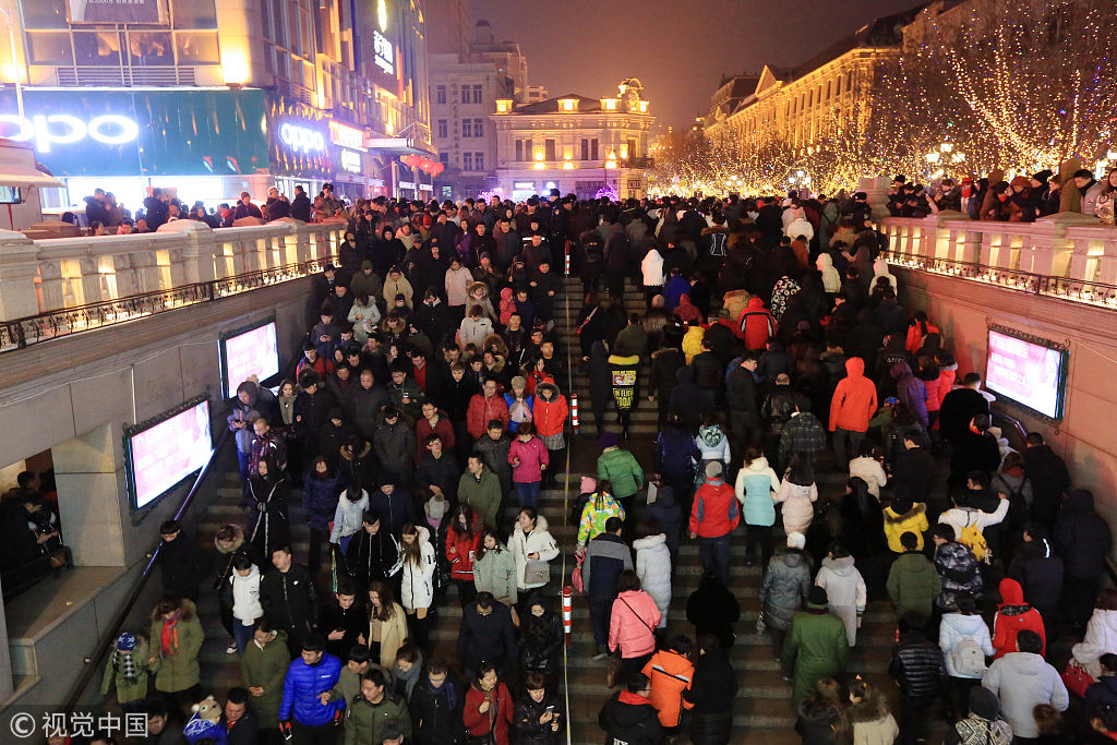 正月十五闹元宵 哈尔滨中央大街密密麻麻都是人