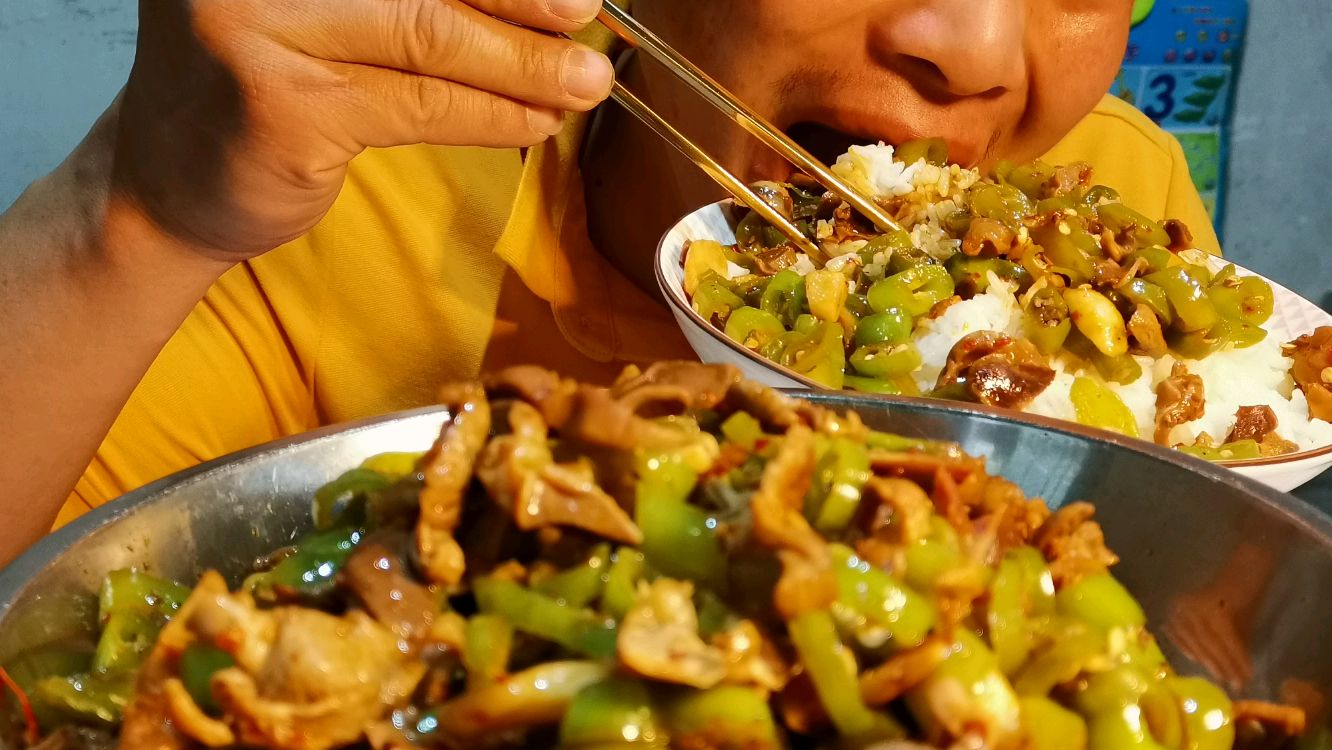 一斤长尖椒一斤鸡胗爆炒两大盘,下饭下饭,太好吃了