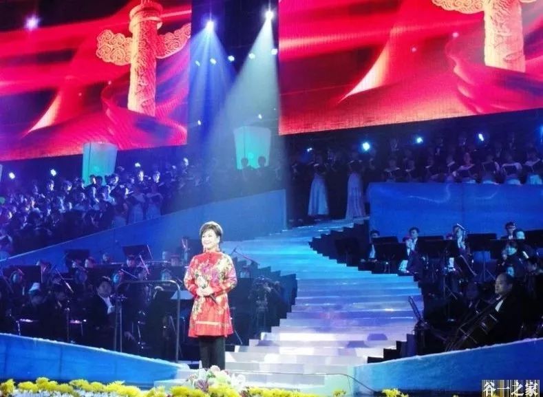 李谷一在刘一祯音乐会上献唱 2010.12.29