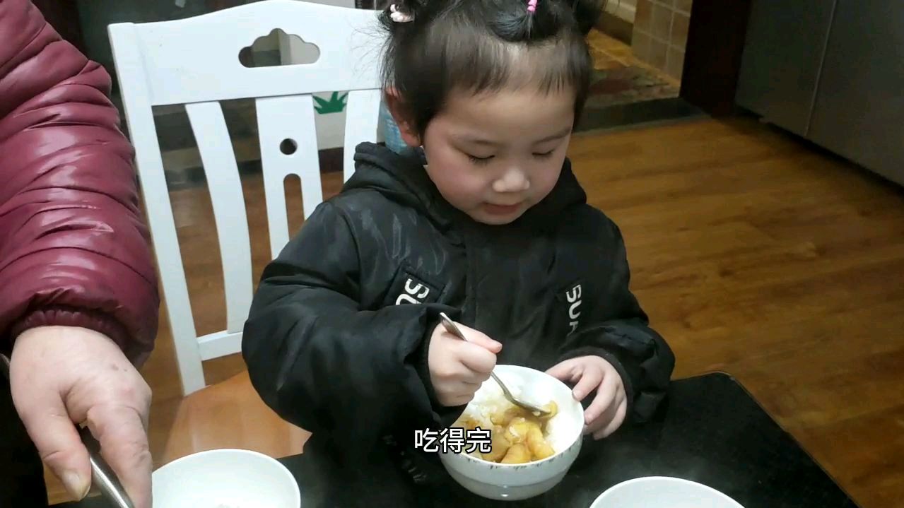 老家带来的土鸡,炖了一大锅,小臭臭却只喜欢吃鸡脚