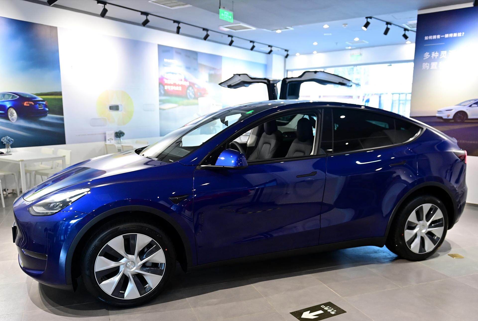 实拍特斯拉model y:飞翼门 594公里续航,落地34万,这次会火吗?