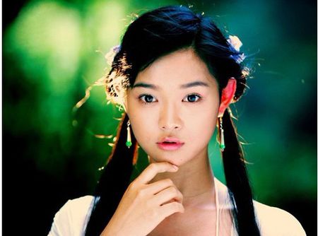 选秀冠军出道,被张纪中力捧成名,因4字息影多年,今成隐形富豪