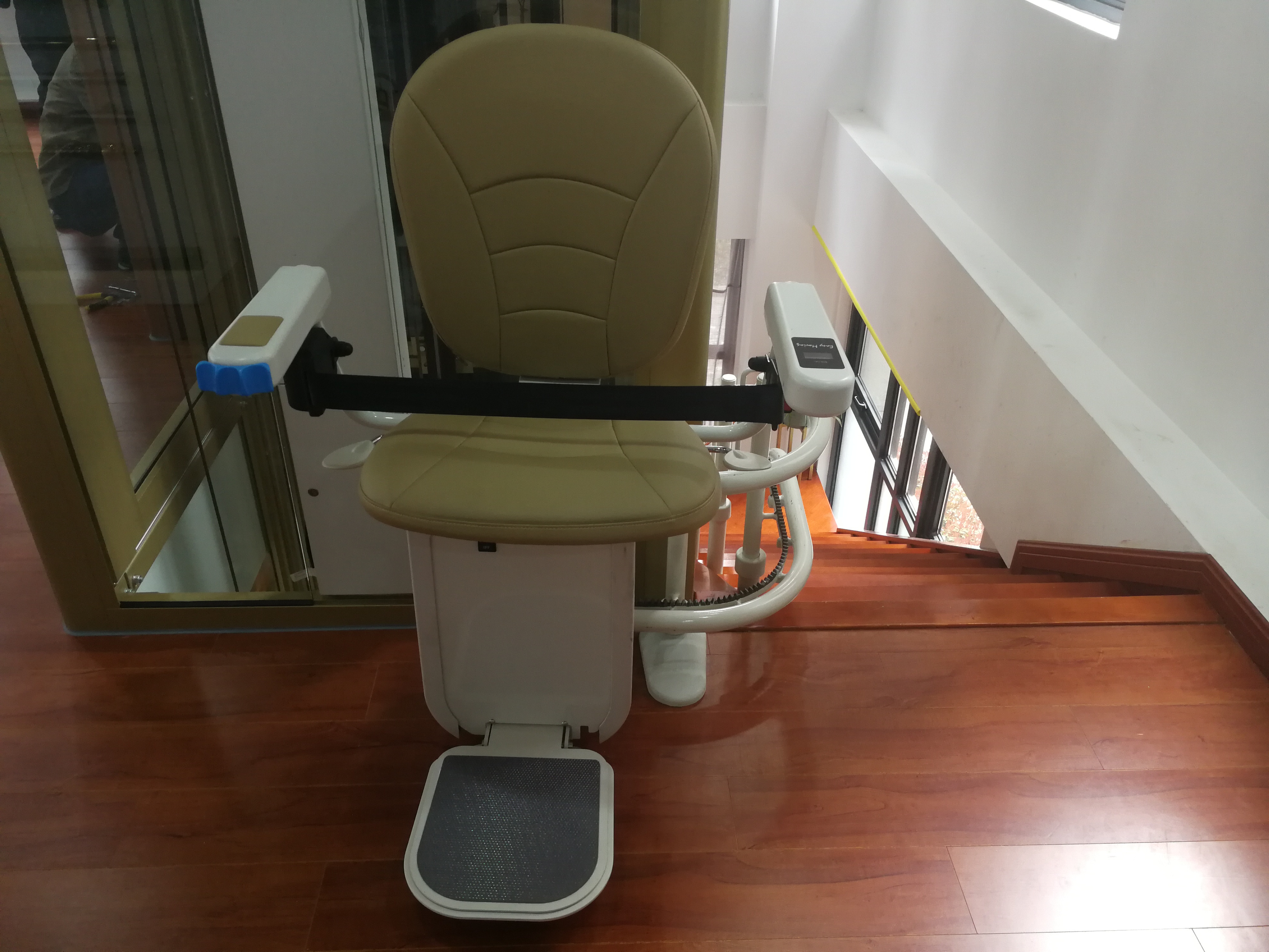 楼道座椅电梯,老年楼梯扶手电梯的是怎样运行和操作的?