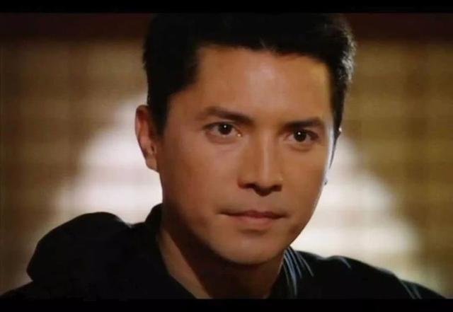 尊龙,1952年10月13日出生于香港,美籍华裔男演员,毕业于美国戏剧艺术