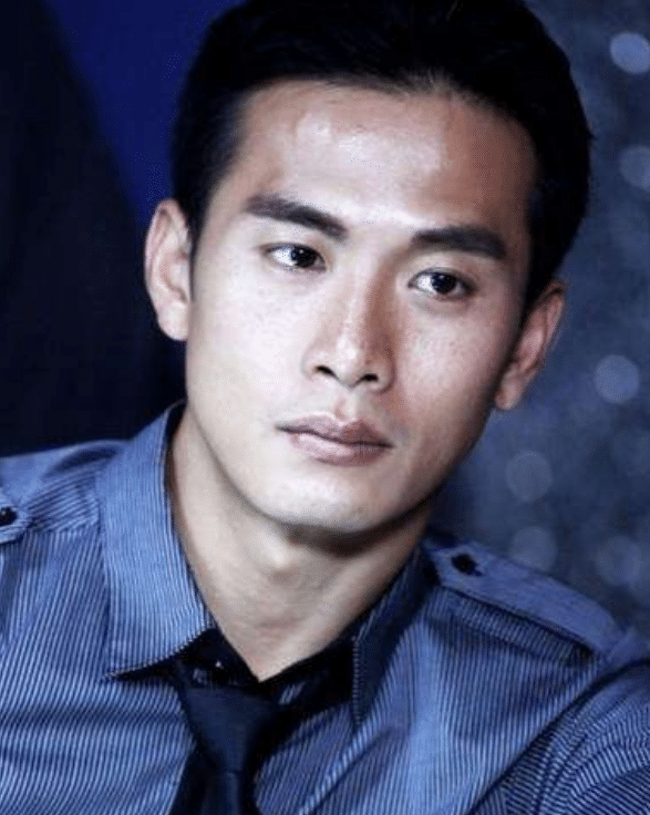 他在新加坡大红大紫,却不肯放弃中国国籍,最终选择回国跑龙套!