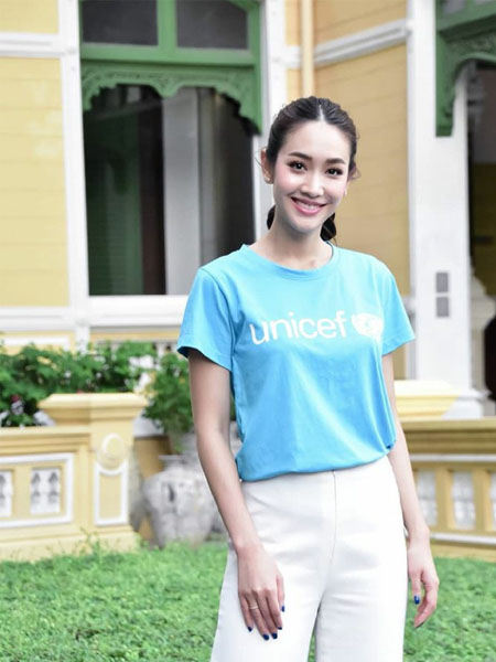 泰星小花min亮相活动花式摆拍可甜可咸,暖萌治愈笑容攻气满分