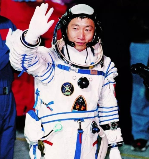 提起一件太空服的价格,杨利伟坦然回答,主持人却失态干咳几声