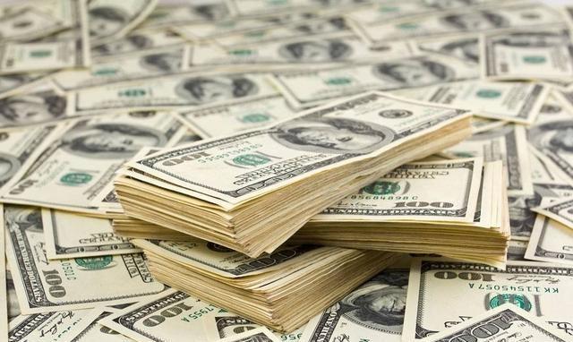 100万现金,是放在银行三年五年的定存好,还是换成美元好呢?