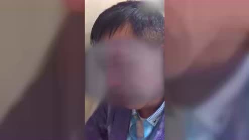 大叔偷窥男人解手,发现后被打哭