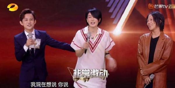 窦靖童演出成功,王菲流泪说了三个字,谁注意她对窦靖童的称呼