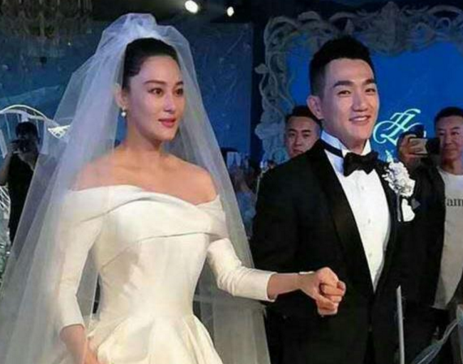 张馨予伴娘团高清照曝光,表姐火了,整张脸和她长得一模一样?