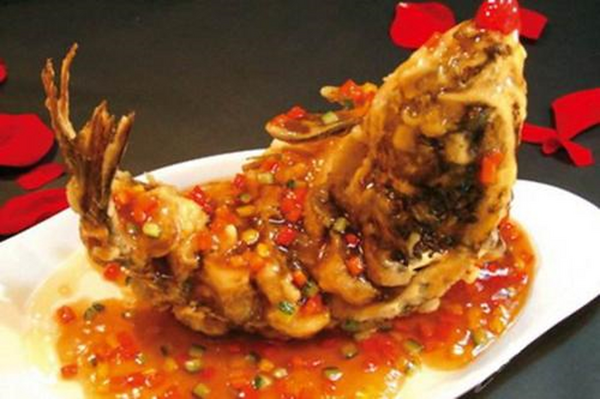 糖醋活鲤鱼,是江苏省的汉族名菜,此菜上桌仍见鲤鱼嘴张鳃动,目光焖焖