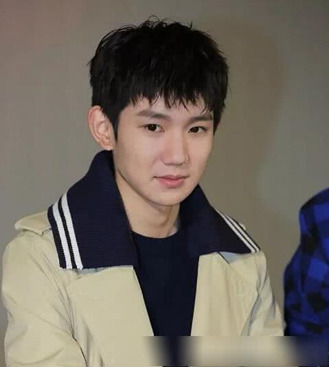 高清未修图下的王源,脸型变方,放大镜头后真爱粉:一秒没认出来