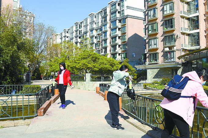 北京東花市街道南里社區開展週末衛生大掃除,共建清潔家園