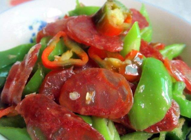 炒香肠时,别再只会傻傻用水泡,少了这一步,难怪香肠发硬不入味