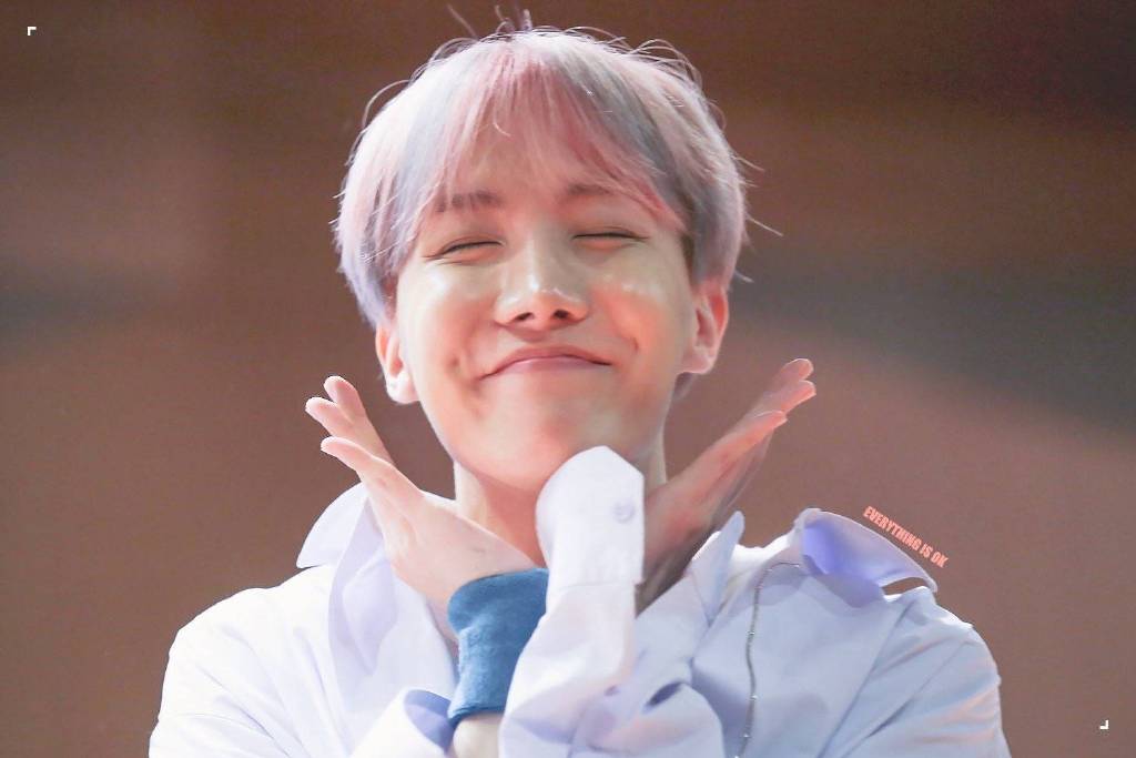 "一双精致小鹿眼顾盼生辉撩人心弦日月羞愧,绽放在嘴角的笑容像是