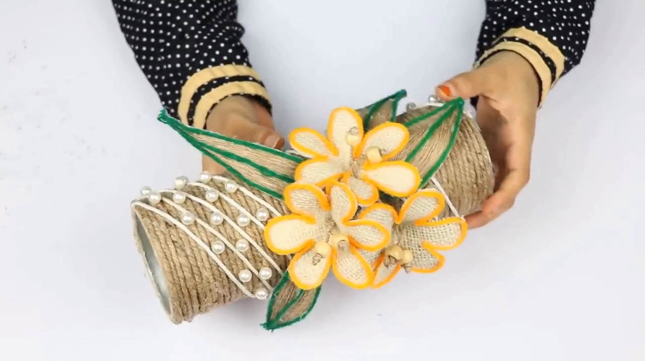 创意diy教你用薯片盒diy好看的花瓶摆件