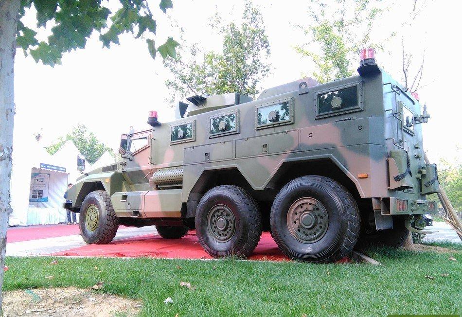 国产防雷车现场展示对实弹防御力