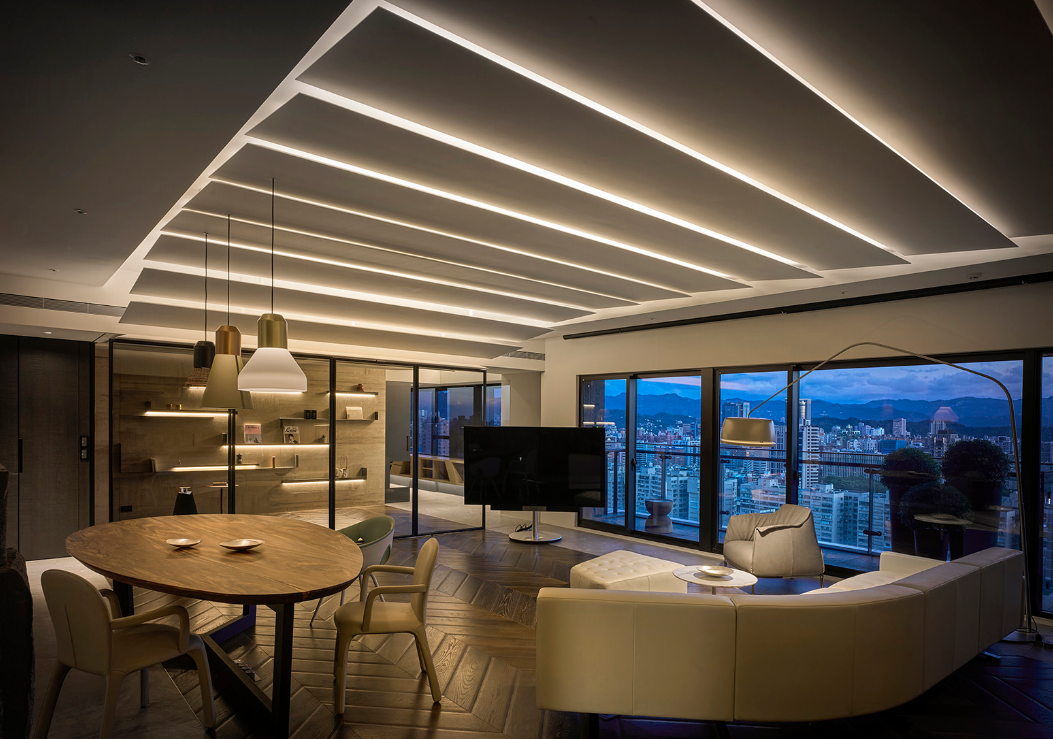 家居:一个高格调的天花吊顶美了这个高级灰色调的大平层住宅