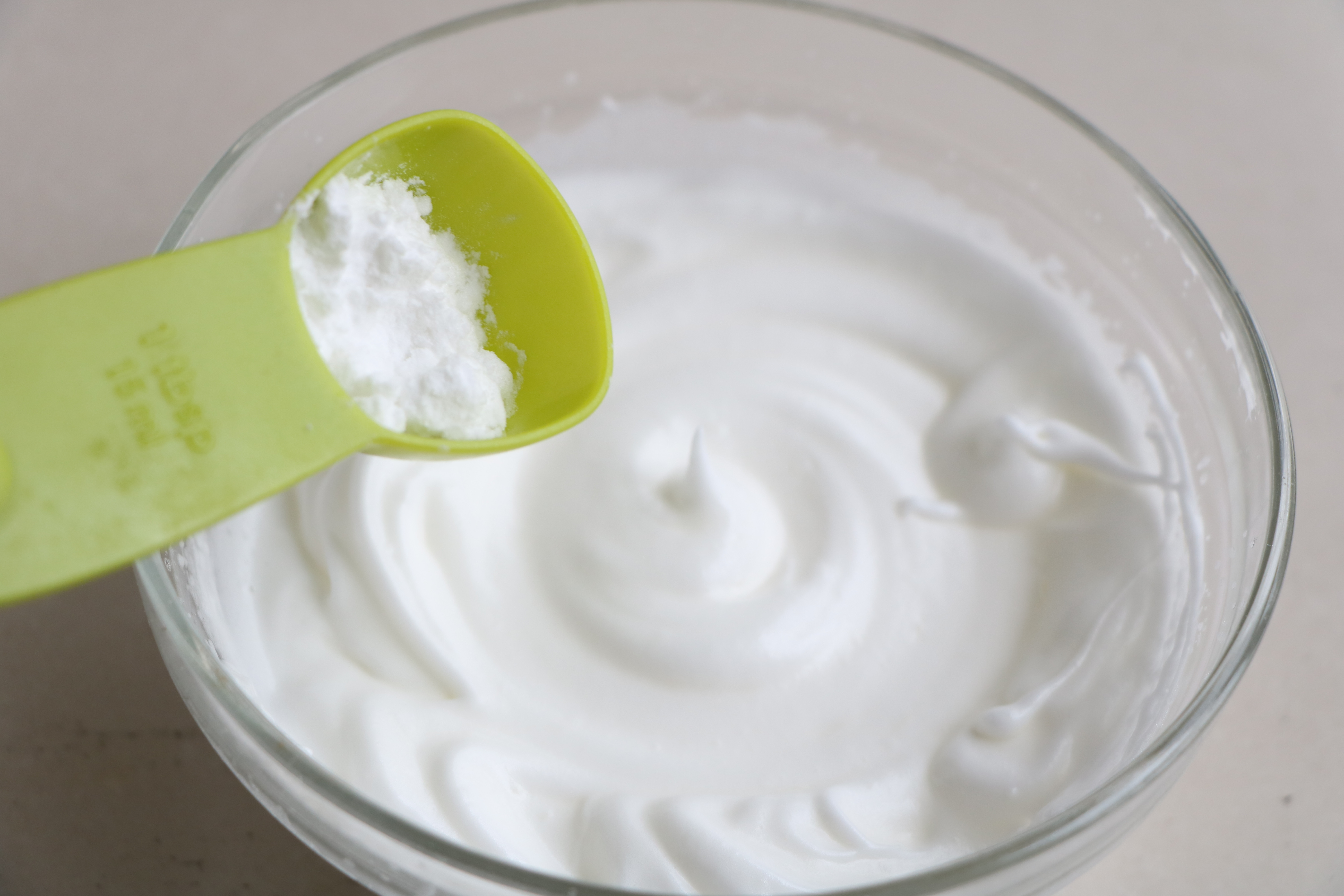 2,细糖分次加入蛋清里打发,打至提起打蛋器有明显的纹路时,加入3克