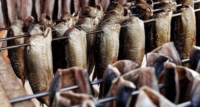 烟熏技巧解密:从温度高低到食材与熏材