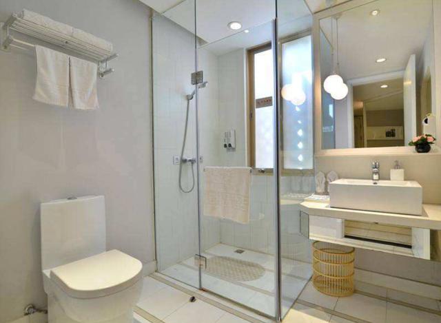 为何酒店卫生间是透明玻璃?3点原因太现实,女生:还是不能接受