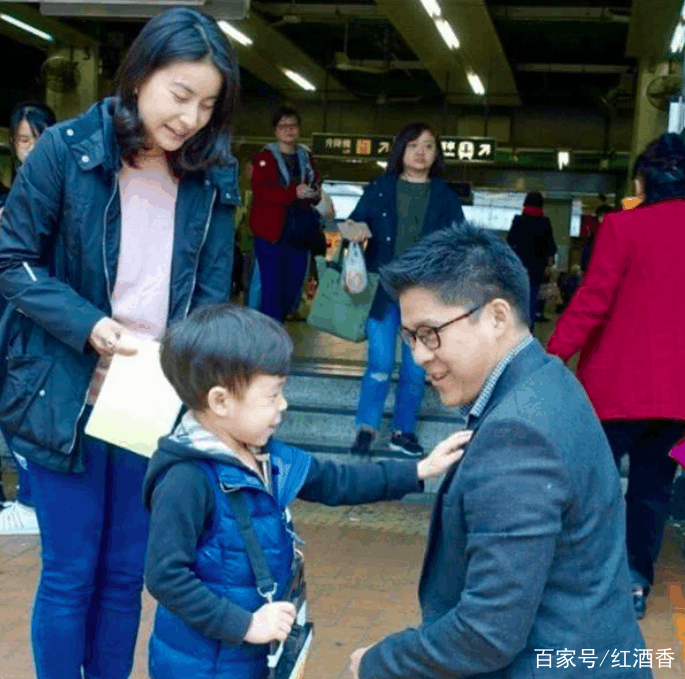 郭晶晶回孃家,穿著打扮像大媽,網友卻大呼又被圈粉