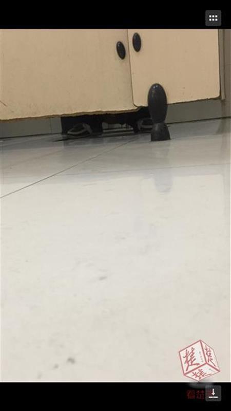 女子商场如厕遭变态男偷窥,求助保洁员被拒,商场称将处罚涉事员工