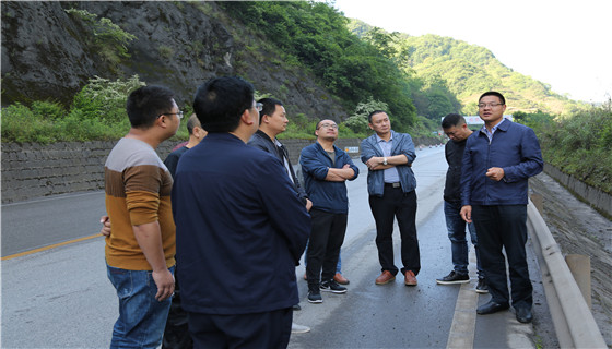 巫运松调研路域环境整治工作