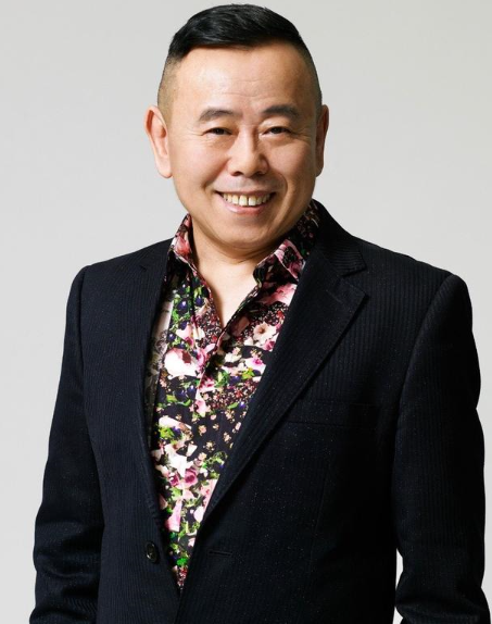 潘长江父女30年前合影,潘阳含笑颜值出众,潘长江眉清目秀好帅气