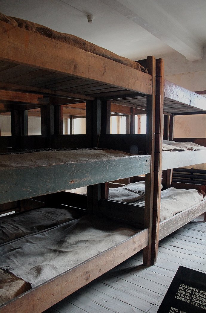 集中营的院子里,一排排的红楼,就是集中营的牢房.