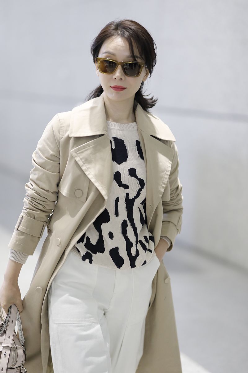 陈数简约穿搭演绎干练美,轻装上阵潇洒利落