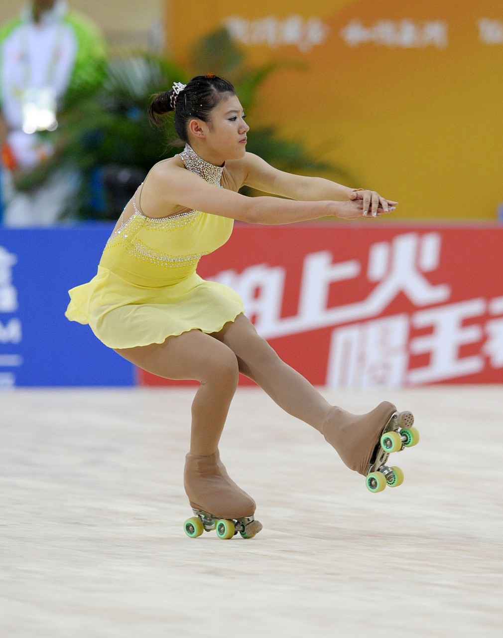 杭州亚运会轮滑比赛中国选手夺得混合自由式轮滑男女双人花式绕桩金牌
