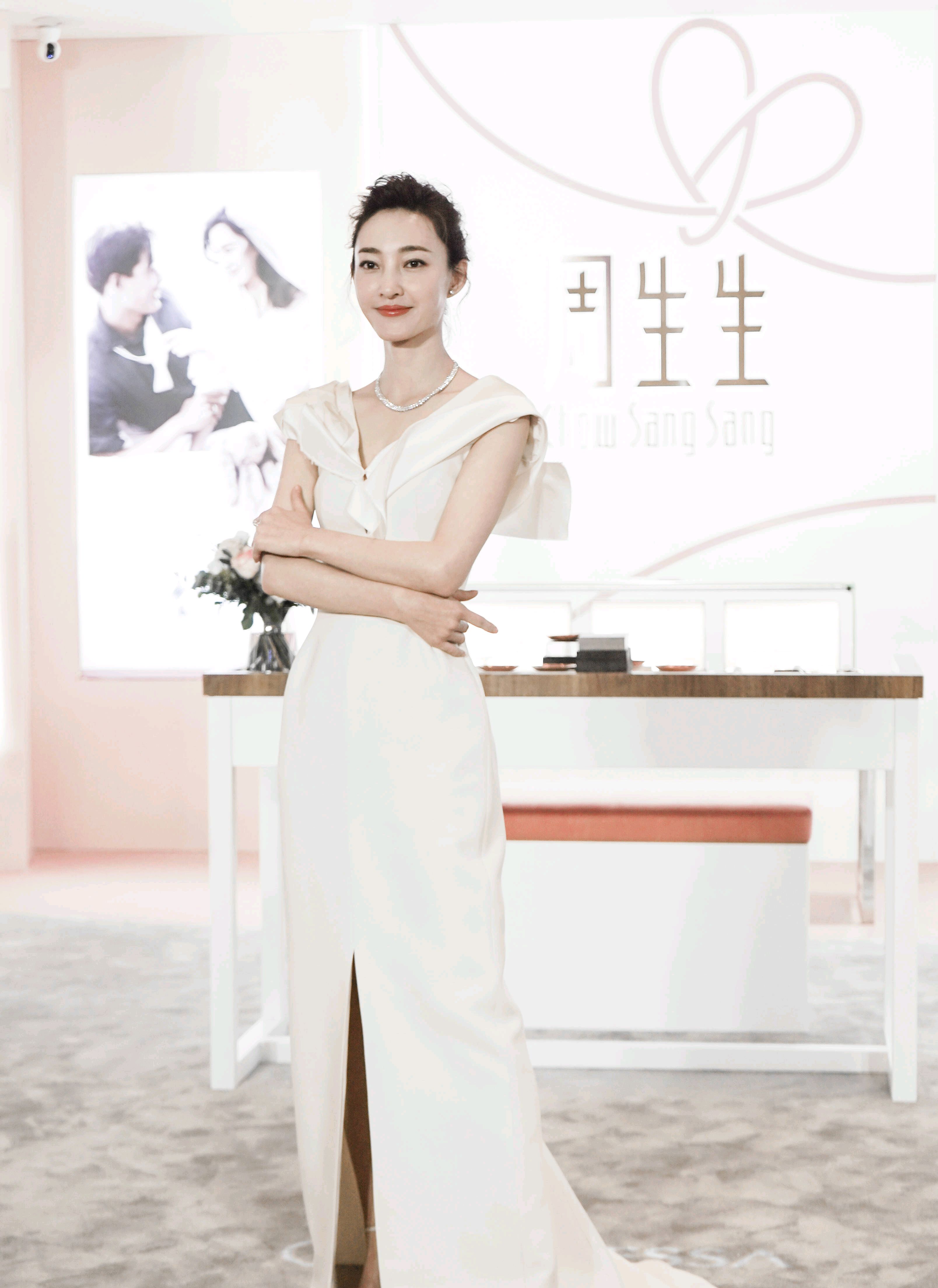 王丽坤出席品牌活动,一袭纯色长裙展现窈窕身姿