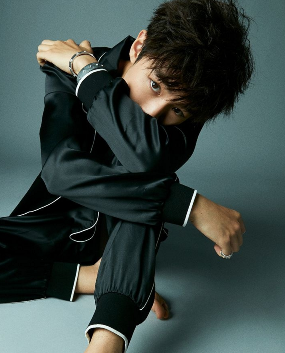 王俊凯睡衣写真,古灵精怪造型,展轻熟魅力