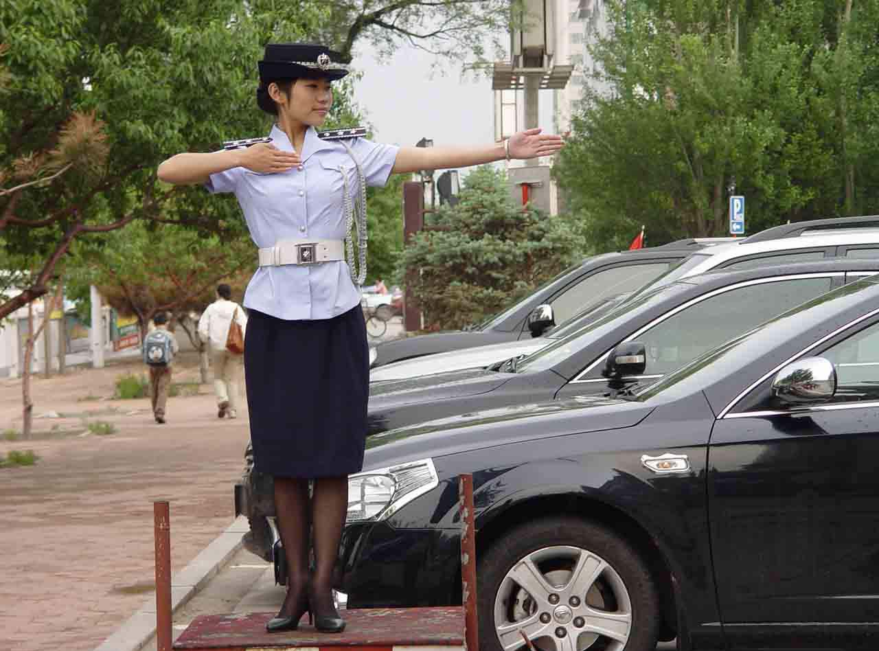 女保安被男子暴打,12岁儿子看到,手持钢叉而来,男子下场悲惨