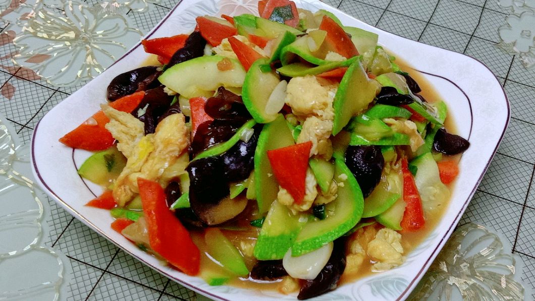 西葫芦炒鸡蛋的家常做法,简单开胃,特别费饭