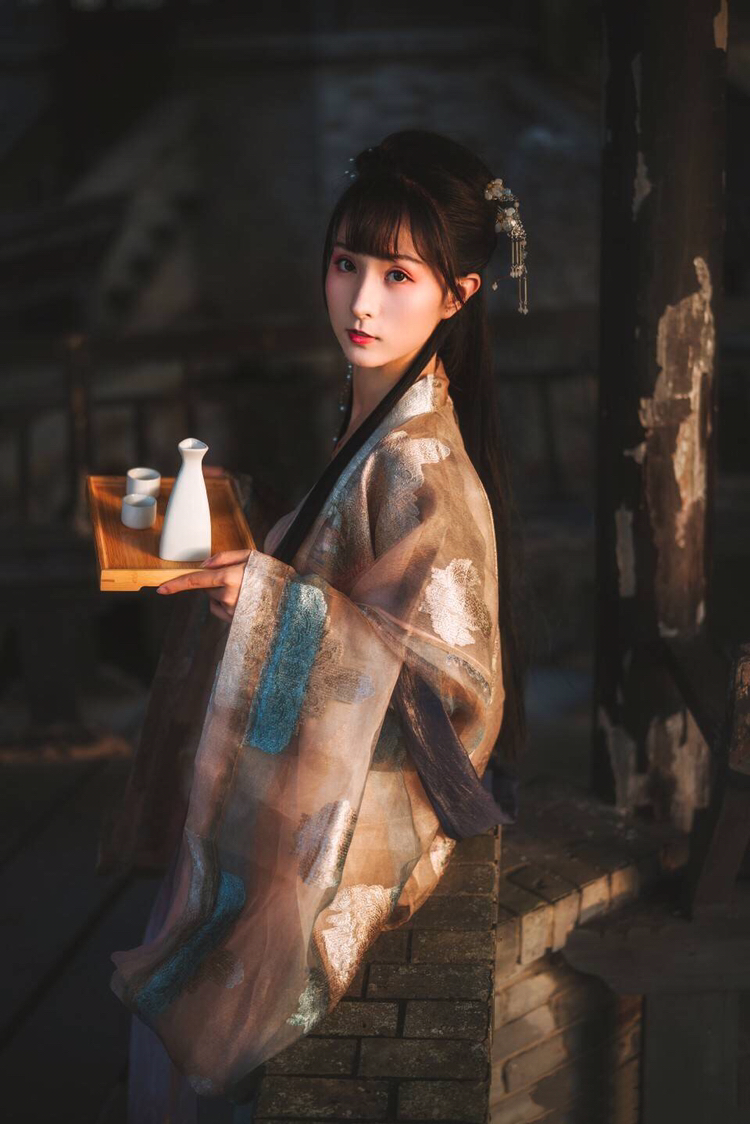 《旧亭台》主题传统汉服:如黛玉一般的女子,喝酒的样子真迷人!