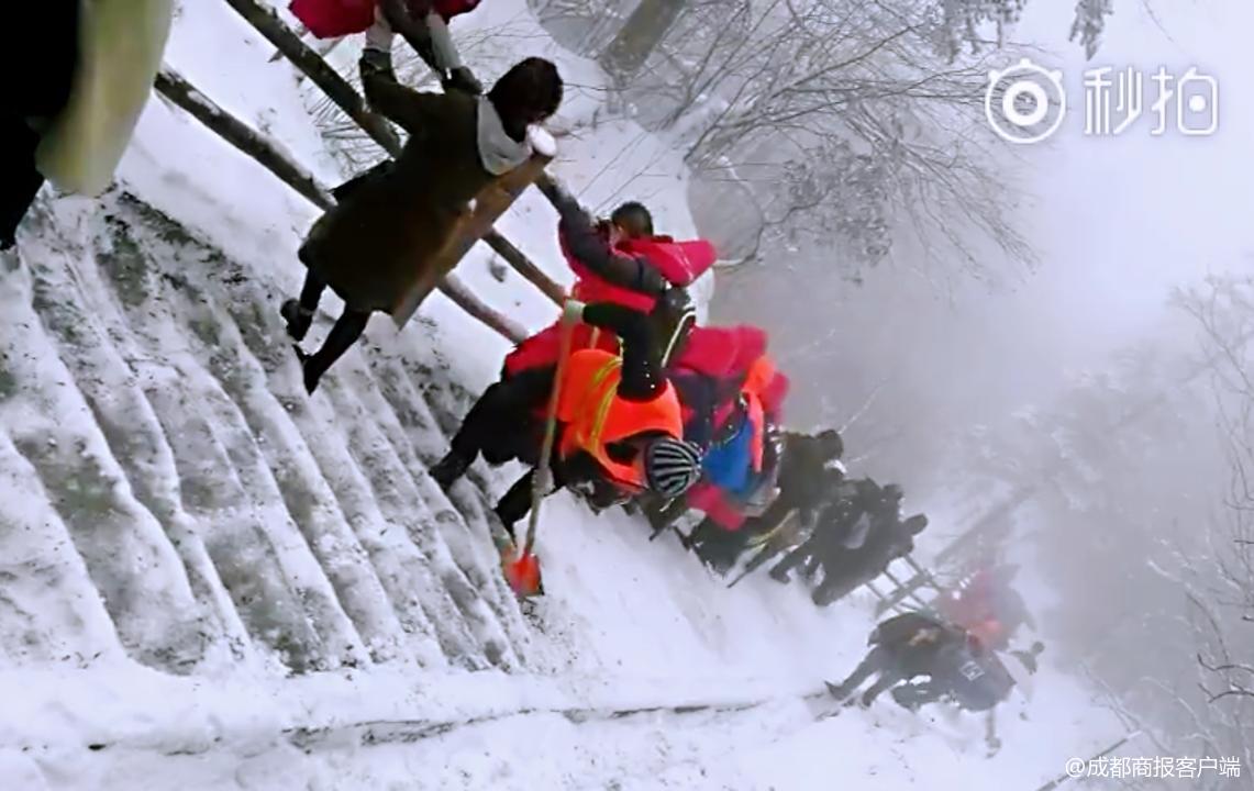 一秒回到冬天!清明小長假次日 峨眉山金頂飄雪了