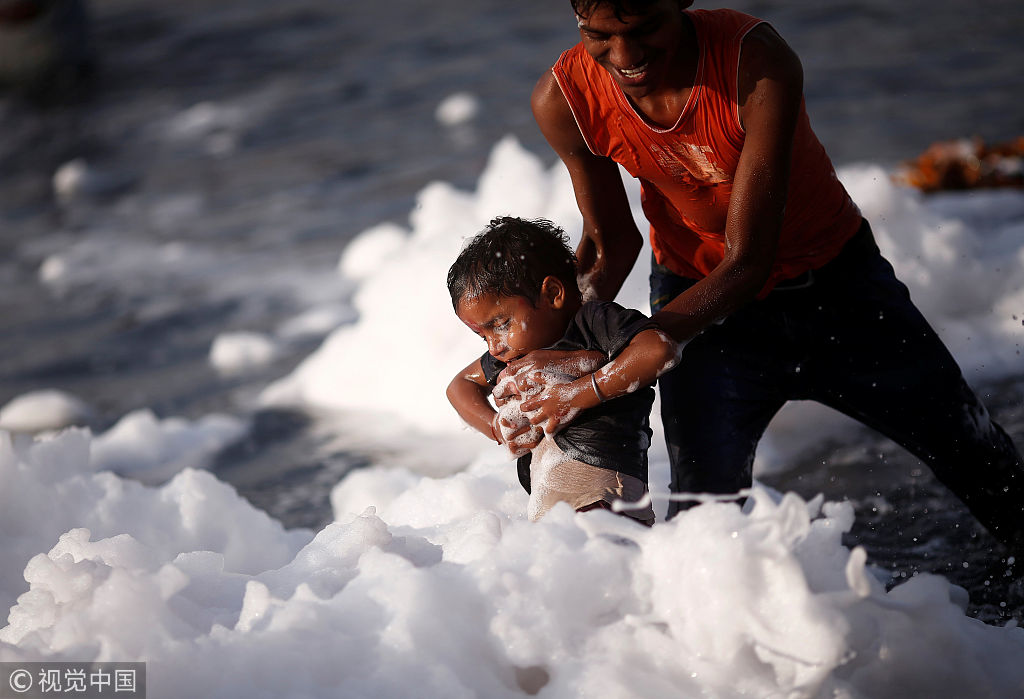 印度最肮河流触目惊心 小孩还在其中洗泡沫澡