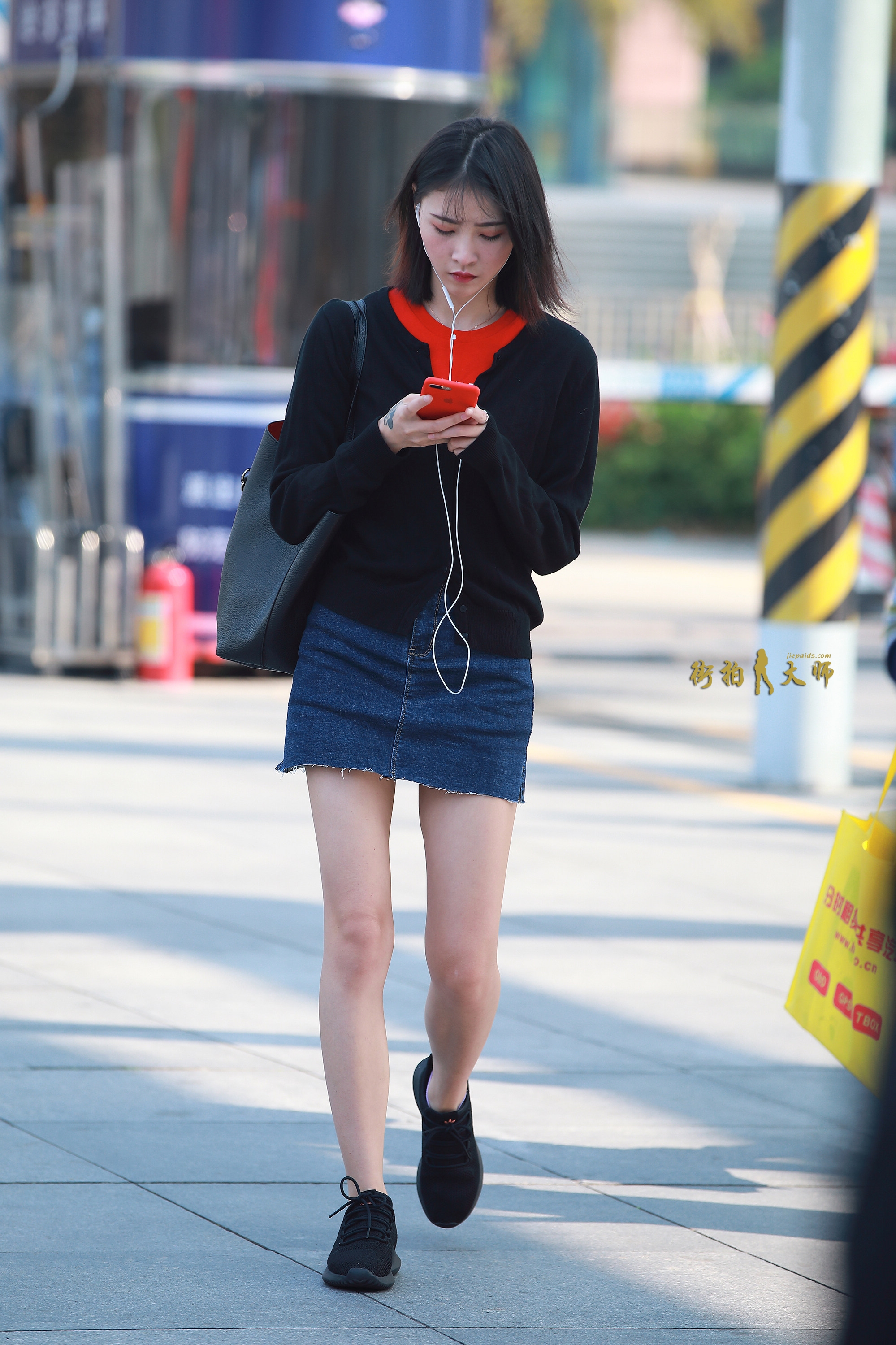 街拍:外国的美女身穿条纹套装,身材修长特别美!