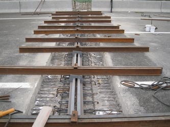 桥梁伸缩缝安装做法之——伸缩缝入槽吊杠工艺