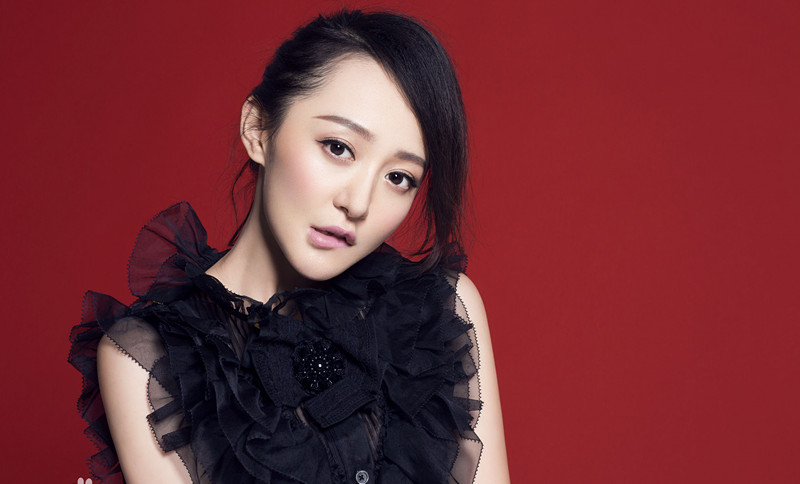 她是《夜天子》中的展凝儿,北影科班出身,演技娴熟大气沉稳!