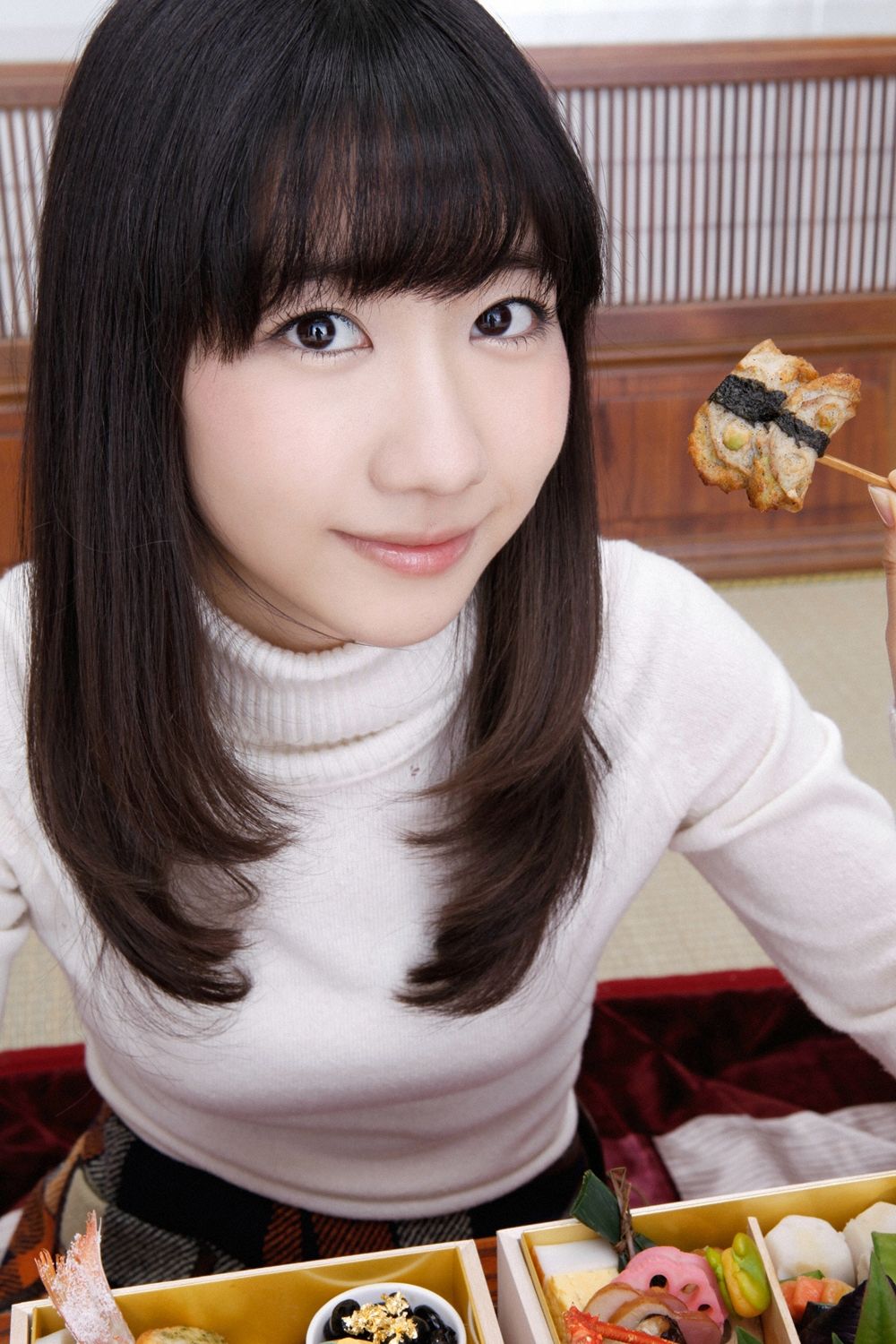 柏木由纪:糖果甜美百分百!由纪超可爱餐厨自拍,这样穿搭真美