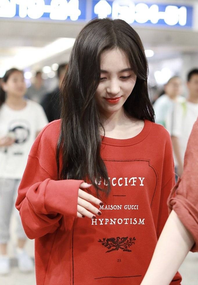 鞠婧祎又任性了,一件红色卫衣就玩下衣失踪,纤细大长腿太撩人了