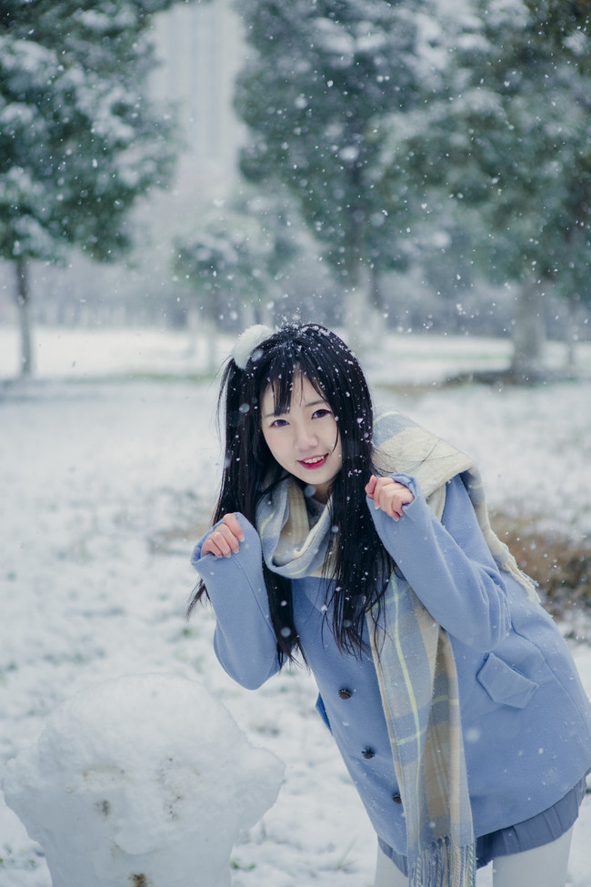 雪地中的小姐姐,白丝美腿比雪还白