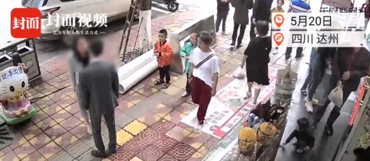 女子当街扇男友52个耳光!警察介入时男子护女友