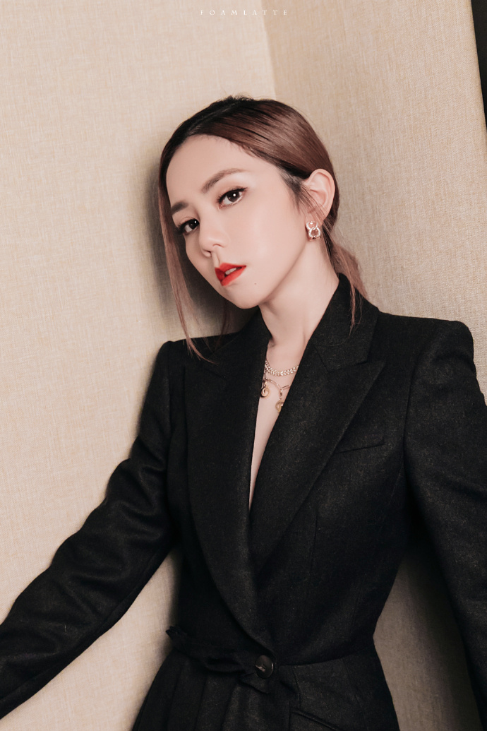 邓紫棋 深v礼服#邓紫棋昨晚舞台造型绝美身着深v西装裙,性感寥怂