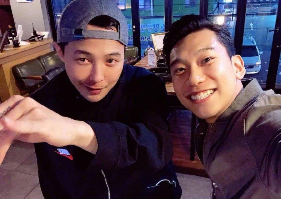 权志龙与友人合影曝光,脸型圆润明显发福,看来最近伙食不错标题图片