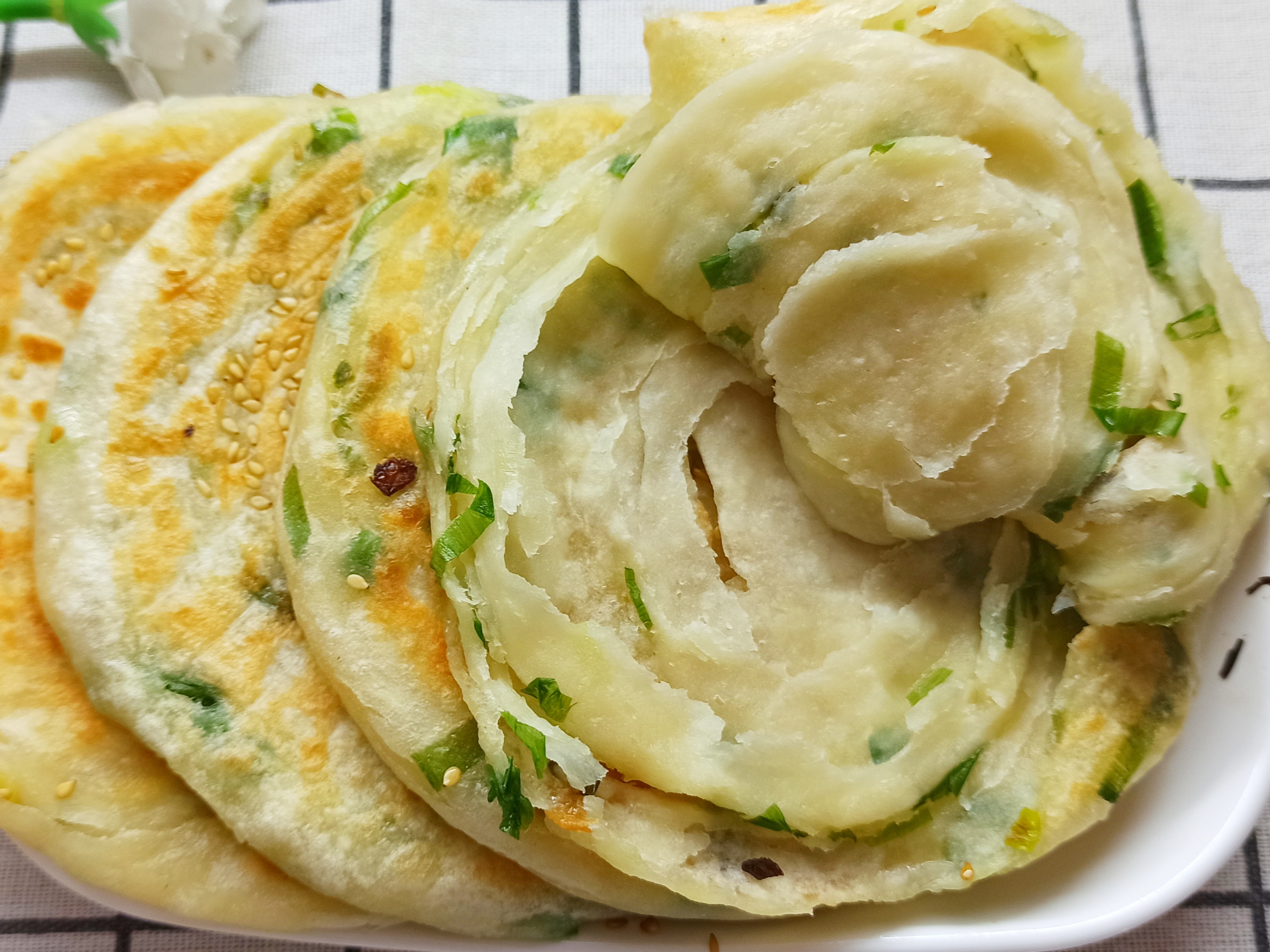 葱花饼的特色做法,拉一拉卷一卷,外皮酥脆层次多,比手抓饼还香
